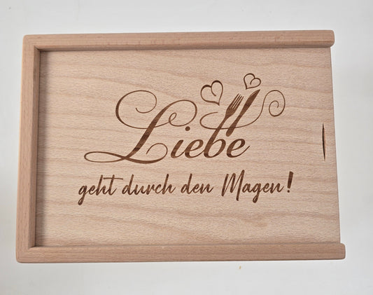 "Liebe geht durch den Magen" Holzbox mit Schiebedeckel